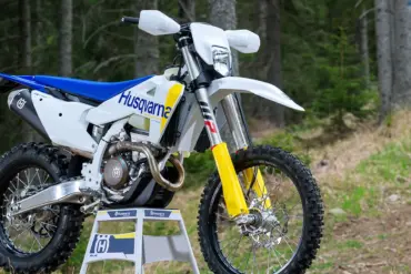 Husqvarna FE 250 Enduro-Motorrad Modell 2027 im Wald aufgestellt