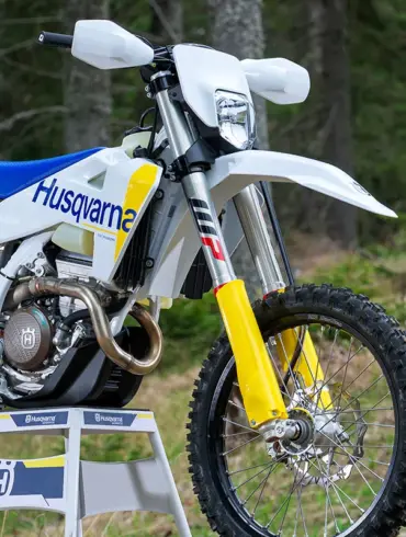Husqvarna FE 250 Enduro-Motorrad Modell 2027 im Wald aufgestellt