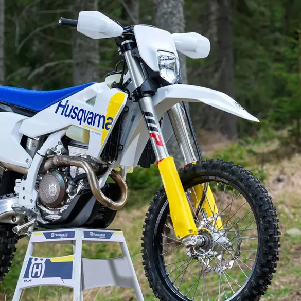 Husqvarna FE 250 Enduro-Motorrad Modell 2027 im Wald aufgestellt