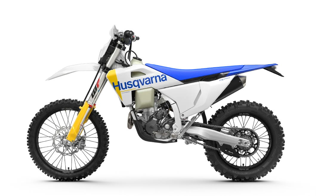 Husqvarna FE 250 2027 in Seitenansicht, weiß-blaues Enduro-Motorrad mit gelben Gabelschützern