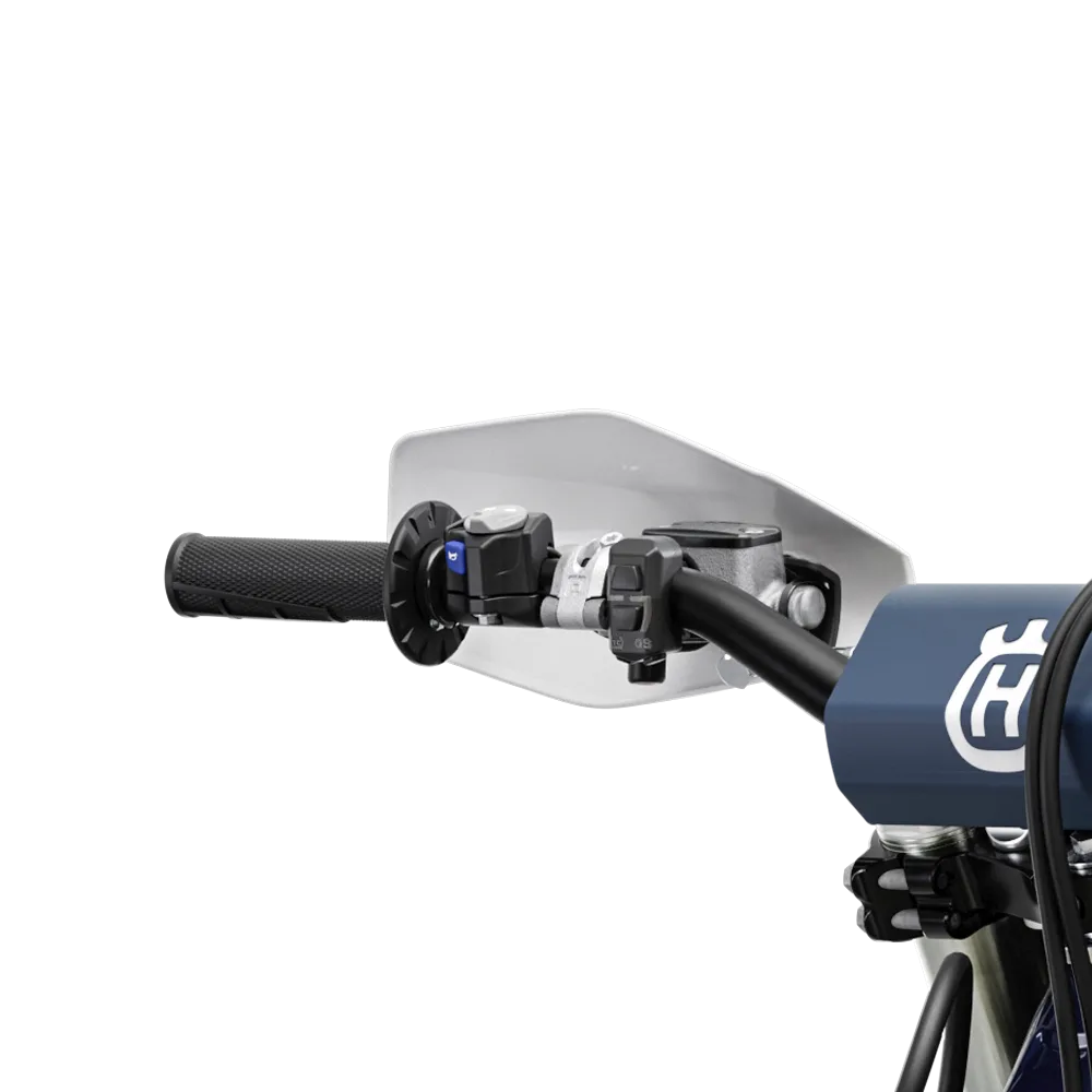 Nahaufnahme vom Lenker und Bedienelementen einer Husqvarna FE 250 Enduro mit weißem Handprotektor
