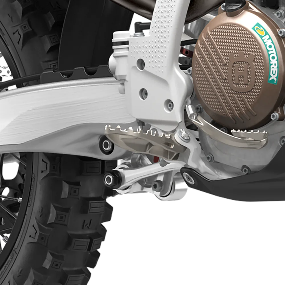 Detailansicht des hinteren Fahrwerks und Motorgehäuses einer Husqvarna FE 250 Enduro 2027