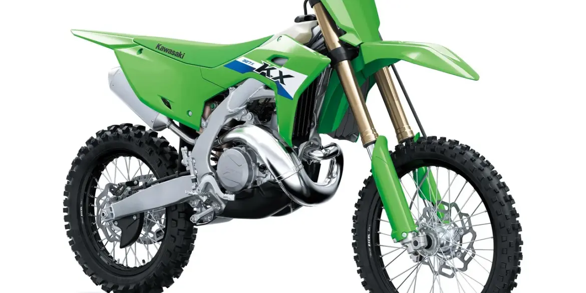 Kawasaki KX327X 2027 Offroad-Motorrad in Seitenansicht, grüne Verkleidung, grobstollige Reifen, Aluminiumrahmen.