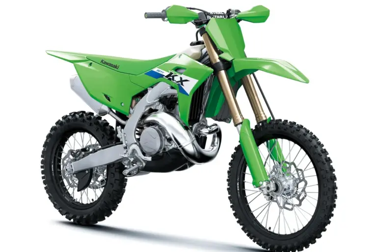 Kawasaki KX327X 2027 Offroad-Motorrad in Seitenansicht, grüne Verkleidung, grobstollige Reifen, Aluminiumrahmen.