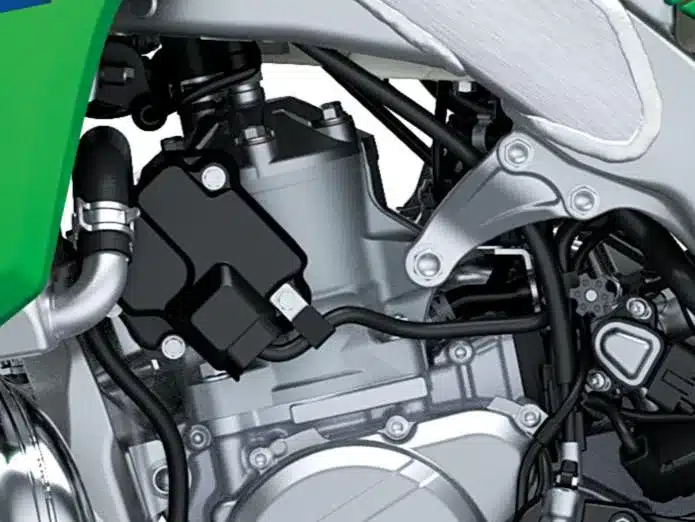 Nahaufnahme des Zweitaktmotors mit Kraftstoffeinspritzung der Kawasaki KX327X