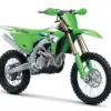 Kawasaki KX450FX 2027 in Lime Green, aufgenommen in seitlicher Frontansicht.