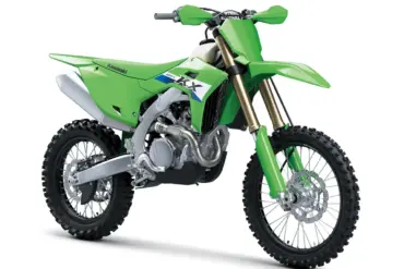 Kawasaki KX450FX 2027 in Lime Green, aufgenommen in seitlicher Frontansicht.