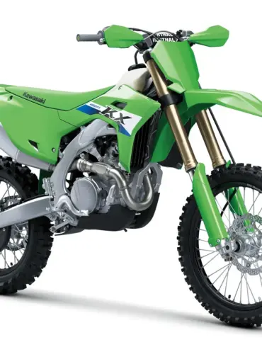 Kawasaki KX450FX 2027 in Lime Green, aufgenommen in seitlicher Frontansicht.