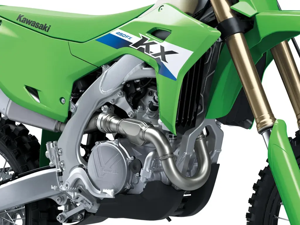 Nahaufnahme des Motors und Aluminiumrahmens der Kawasaki KX450FX 2027