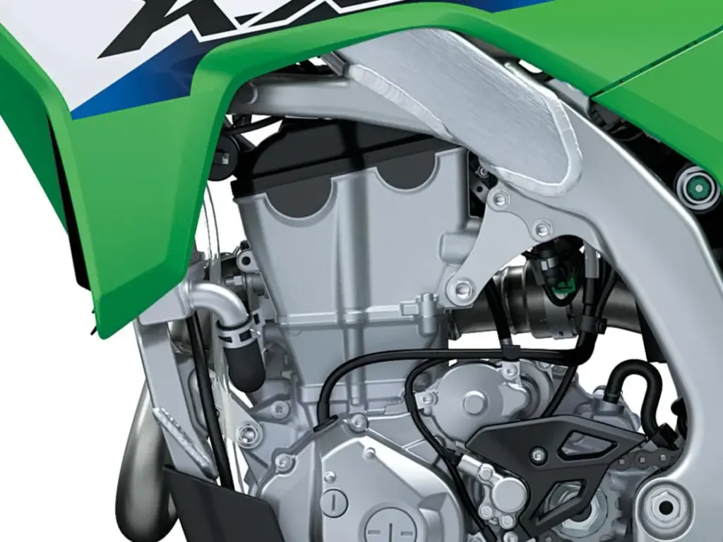 Detail des Motors der Kawasaki KX450FX 2027 mit Fokus auf Komponenten und Rahmen