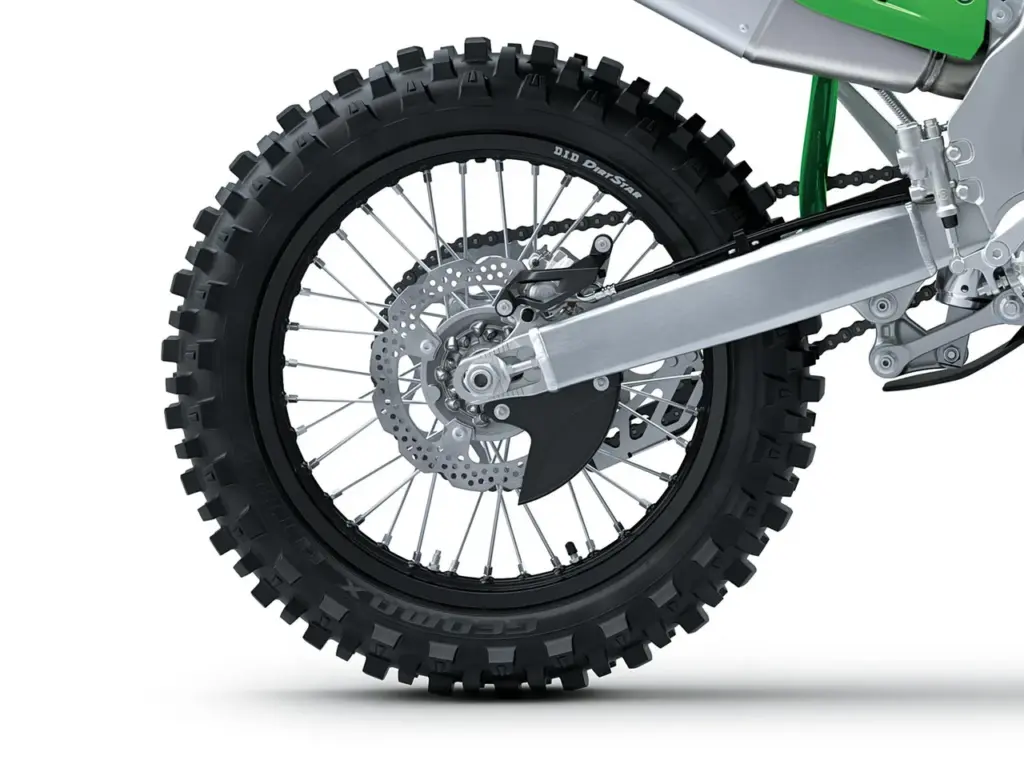 Nahaufnahme des Hinterrads mit Brembo-Bremse und Offroad-Bereifung an der Kawasaki KX450FX 2027