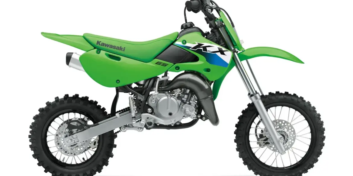 Seitenansicht der Kawasaki KX65 2027, einem leichten Motocross-Motorrad für Kinder und Jugendliche in traditionellem Kawasaki-Lime-Green