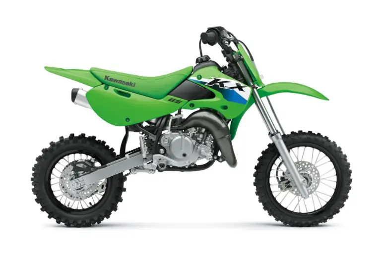 Seitenansicht der Kawasaki KX65 2027, einem leichten Motocross-Motorrad für Kinder und Jugendliche in traditionellem Kawasaki-Lime-Green