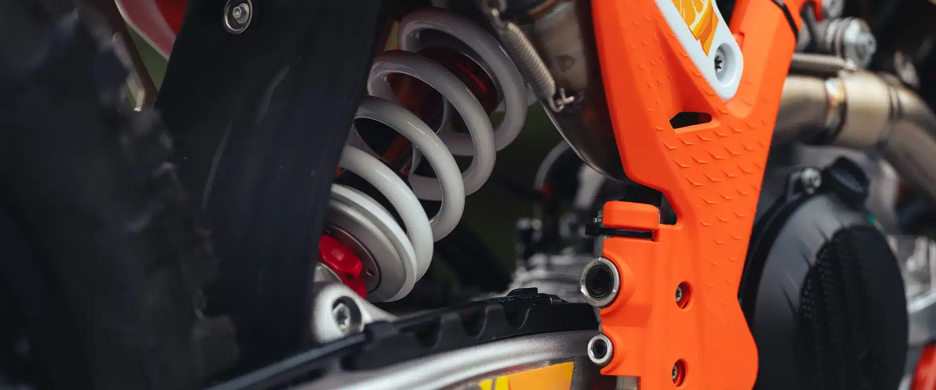 Detailansicht vom Fahrwerk und Rahmenteil einer KTM 250 EXC-F 6DAYS Enduro
