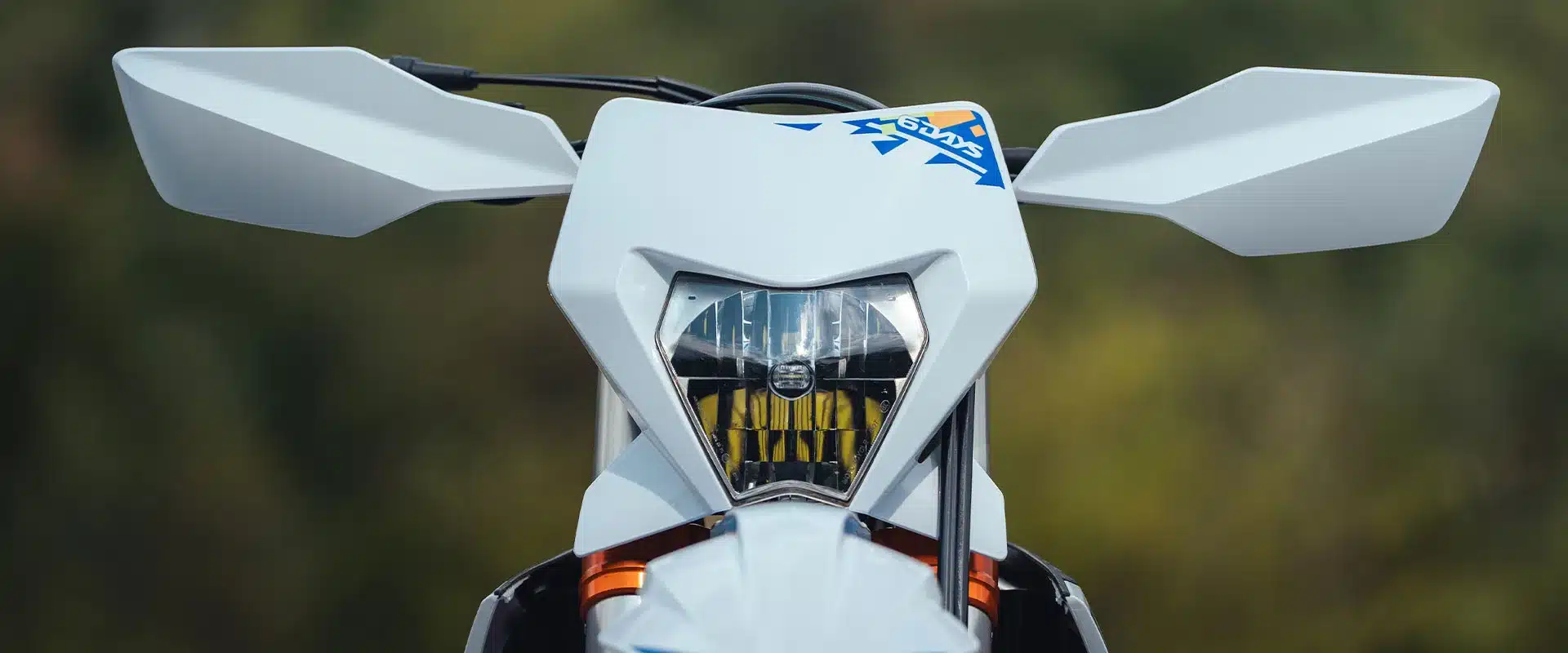 Frontansicht des Scheinwerfers und der Schutzhandprotektoren der KTM 250 EXC-F 6DAYS