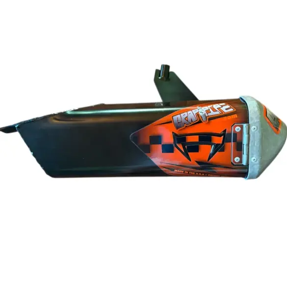 Crap-Pipe Bauteil aus Aluminium für Dirtbike-Modelle, mit auffälliger orangener Beklebung.