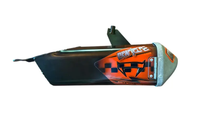 Crap-Pipe Bauteil aus Aluminium für Dirtbike-Modelle, mit auffälliger orangener Beklebung.