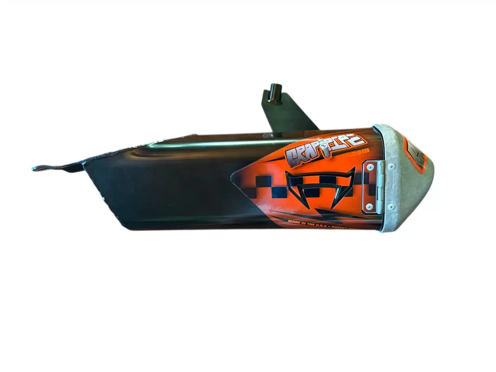 Crap-Pipe Bauteil aus Aluminium für Dirtbike-Modelle, mit auffälliger orangener Beklebung.