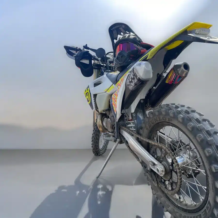 Dirtbike mit angebautem Crap-Pipe Bauteil aus Aluminium, fotografiert von schräg hinten