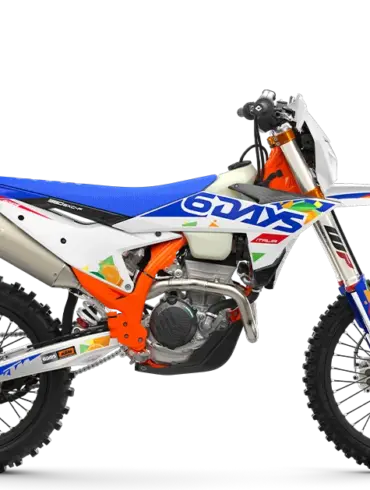 KTM 350 EXC-F 6DAYS 2026 Enduro-Motorrad in Seitenansicht mit 6DAYS-Grafik, orangefarbenem Rahmen und sportlicher Ausstattung.