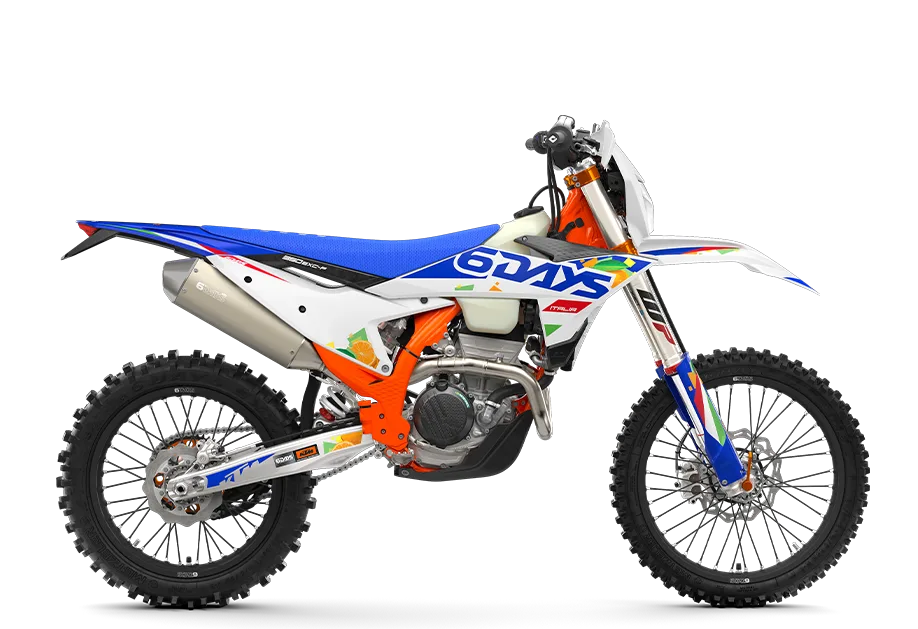 KTM 350 EXC-F 6DAYS 2026 Enduro-Motorrad in Seitenansicht mit 6DAYS-Grafik, orangefarbenem Rahmen und sportlicher Ausstattung.