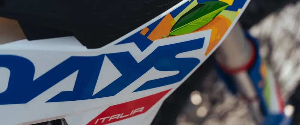 Detailaufnahme des 6DAYS-Schriftzugs und der Dekorgrafik an der KTM 350 EXC-F 6DAYS