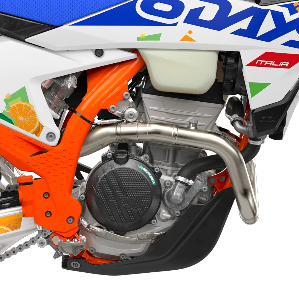 Nahaufnahme des Motors und Rahmens einer KTM 350 EXC-F 6DAYS mit orangefarbenem Rahmen und Krümmer.
