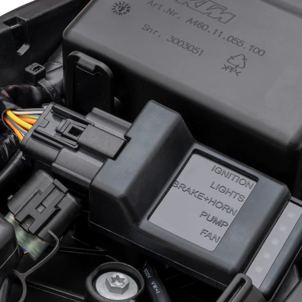 Elektronisches Steuergerät der KTM 350 EXC-F 6DAYS mit Anschlusskabeln und Beschriftung
