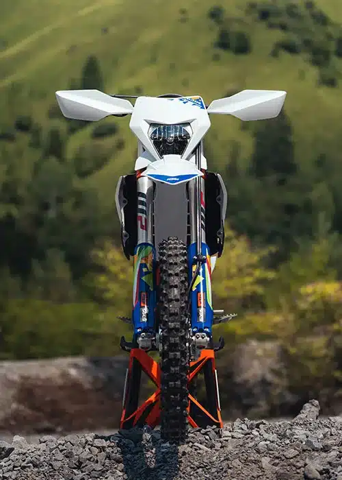 KTM 350 EXC-F 6DAYS, von vorn fotografiert, offroad im Grünen, Fokus auf Design und Ausstattung