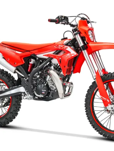 Beta Xtrainer 200 2T Motorrad Modelljahr 2027 in Seitenansicht auf weißem Hintergrund