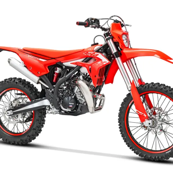Beta Xtrainer 200 2T Motorrad Modelljahr 2027 in Seitenansicht auf weißem Hintergrund