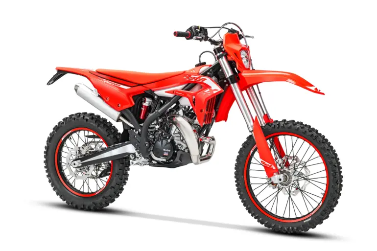 Beta Xtrainer 200 2T Motorrad Modelljahr 2027 in Seitenansicht auf weißem Hintergrund