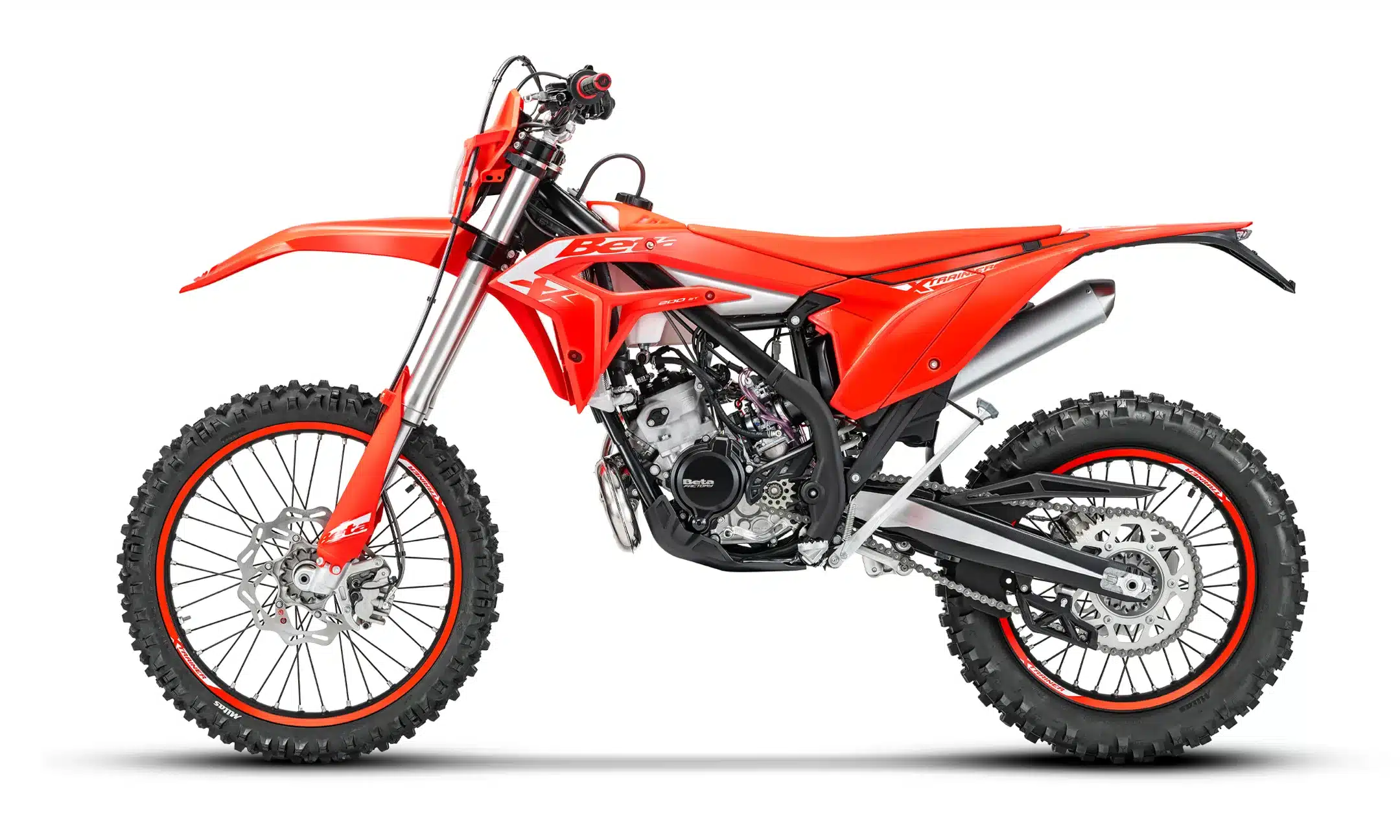 Beta Xtrainer 200 2T Enduro-Motorrad 2027 in Rot, Seitenansicht, auf weißem Hintergrund.