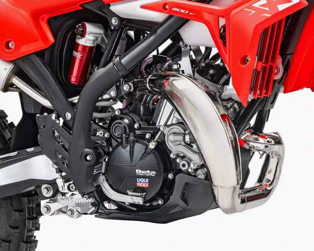 Detailaufnahme des Motors und Fahrwerks der Beta Xtrainer 200 2T