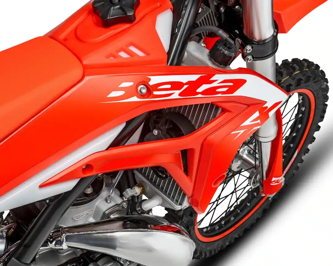 Detail vom Chassis und Kühler der Beta Xtrainer 200 2T Enduro, rot-schwarz