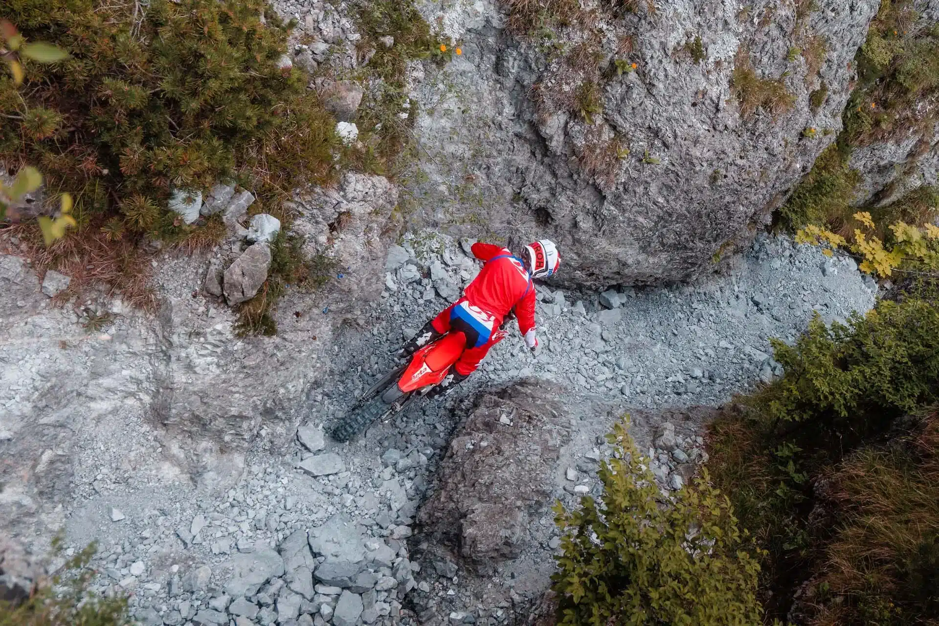 Beta Xtrainer 200 2T beim Offroad-Einsatz in felsigem Gelände von oben fotografiert