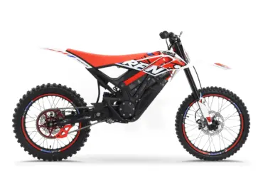 Seitenansicht der elektrischen Enduro RFN Ares Rally mit Offroad-Bereifung und sportlicher Ausstattung.