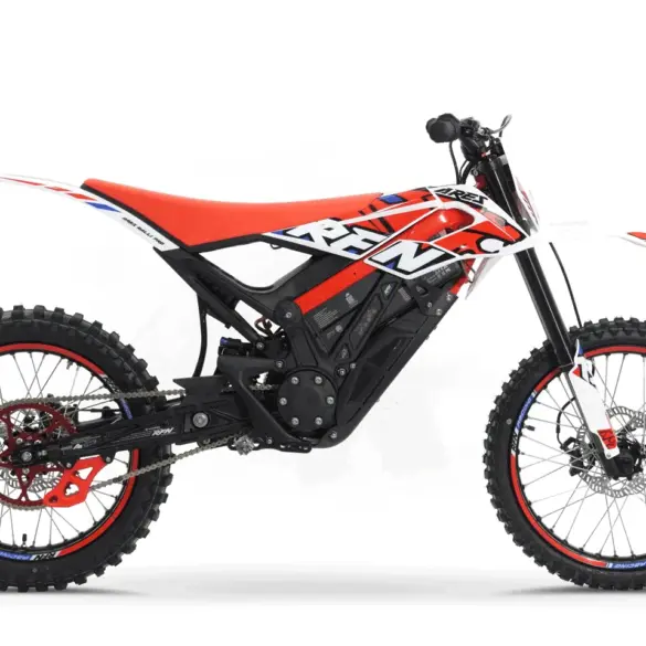Seitenansicht der elektrischen Enduro RFN Ares Rally mit Offroad-Bereifung und sportlicher Ausstattung.
