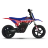 Seitliche Ansicht des RFN Warrior Kids SX-E250 Elektro-Motocross-Motorrads für Kinder, mit blau-rotem Renn-Design