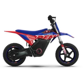 Seitliche Ansicht des RFN Warrior Kids SX-E250 Elektro-Motocross-Motorrads für Kinder, mit blau-rotem Renn-Design