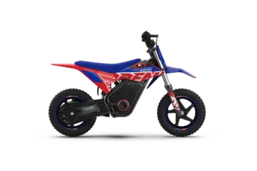 Seitliche Ansicht des RFN Warrior Kids SX-E250 Elektro-Motocross-Motorrads für Kinder, mit blau-rotem Renn-Design