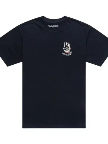 Schwarzes Kurzarm-T-Shirt mit kleinem Peace-Zeichen und Schriftzug auf der linken Brustseite.