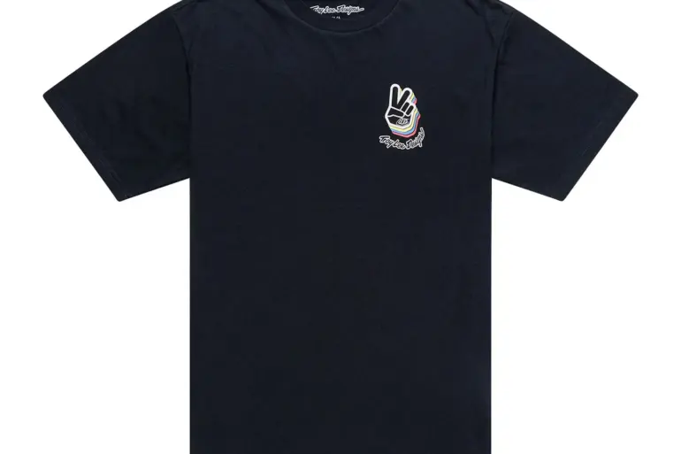 Schwarzes Kurzarm-T-Shirt mit kleinem Peace-Zeichen und Schriftzug auf der linken Brustseite.