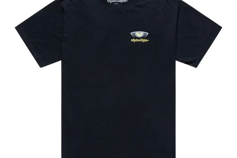 Schwarzes kurzärmeliges T-Shirt mit kleinem Cyborg-Motiv auf der linken Brust