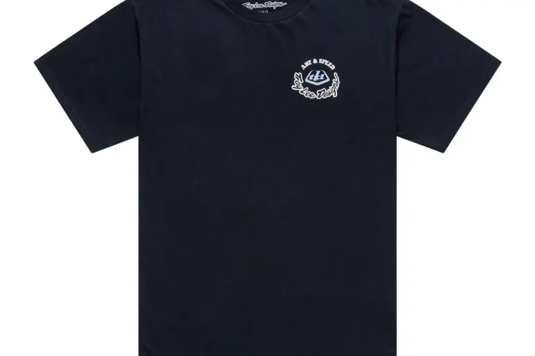 Schwarzes T-Shirt mit kleinem, unauffälligem Aufdruck auf der Brust, Produktansicht
