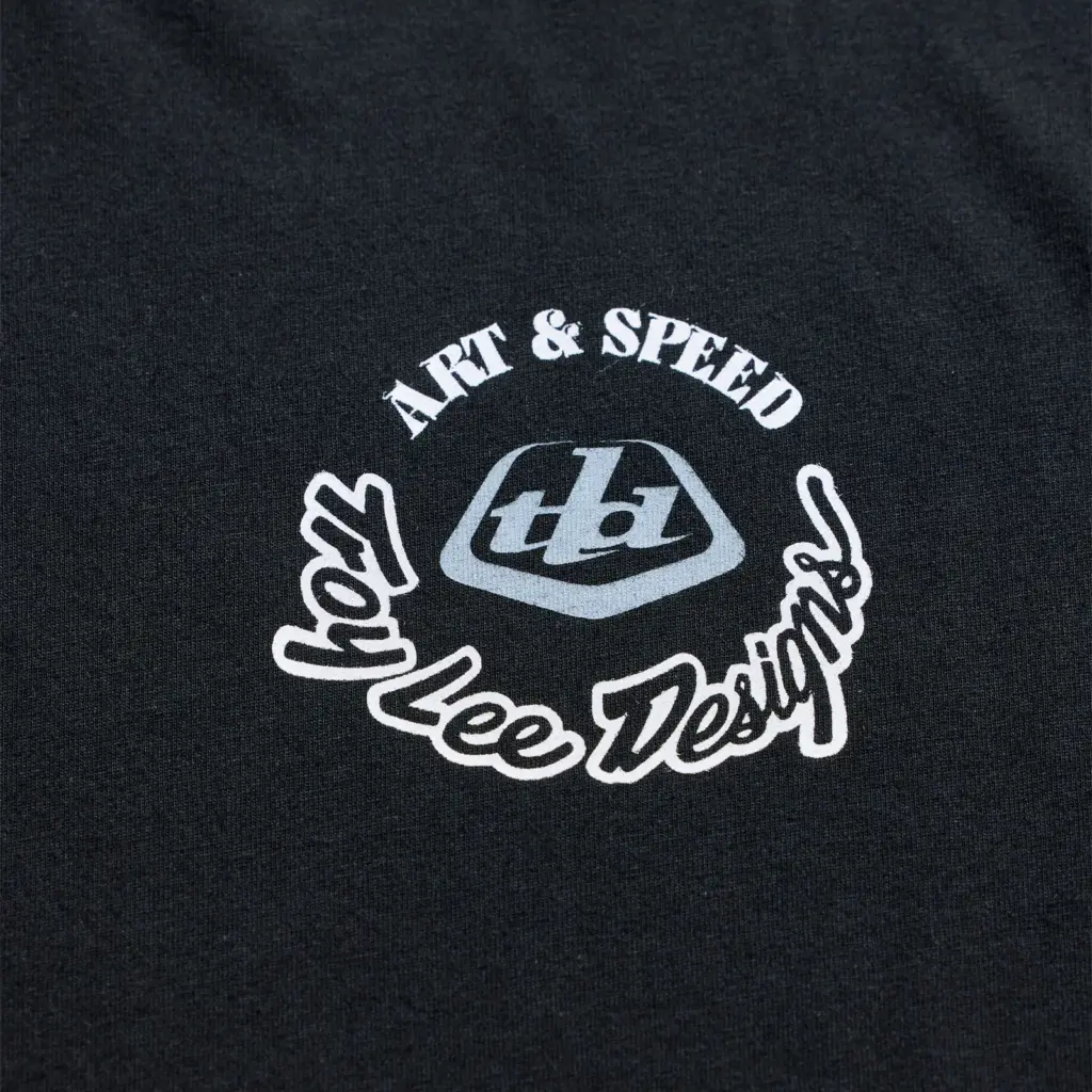 Schwarzes T-Shirt mit weißem Troy Lee Designs Logo und Art & Speed Schriftzug.