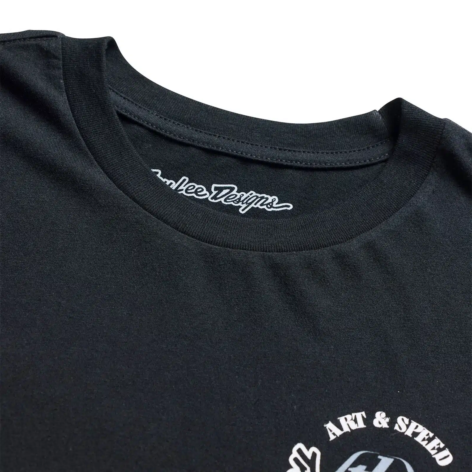 Detailansicht des Kragens und Aufdrucks des schwarzen Carb Club Short Sleeve Tee