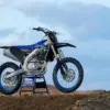Seitenansicht der Yamaha YZ250F Monster Energy Yamaha Racing Edition auf einer Motocross-Strecke.