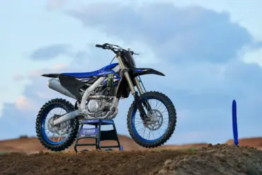 Seitenansicht der Yamaha YZ250F Monster Energy Yamaha Racing Edition auf einer Motocross-Strecke.