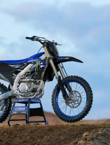 Seitenansicht der Yamaha YZ250F Monster Energy Yamaha Racing Edition auf einer Motocross-Strecke.